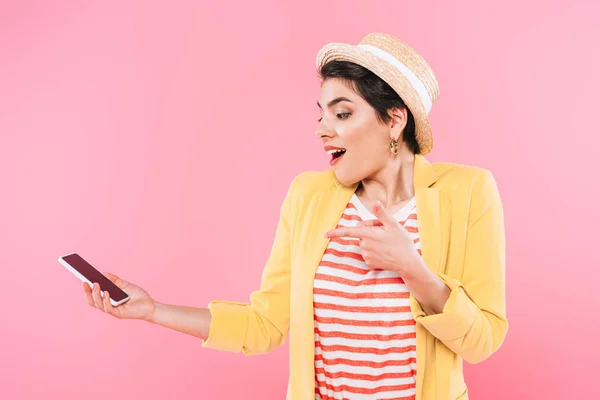 Excité Mixte Femme Chapeau Paille Regardant Smartphone Avec Écran Vide — Photo