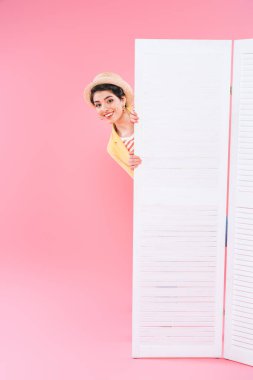pembe arka plan üzerinde katlanır ekran dışarı bakan gülümseyen karışık Yarış kadın