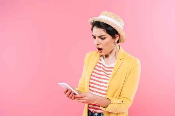 Shocked Mixed Race Woman Bright Clothing Straw Hat Using Smartphone — Stock Photo, Image
