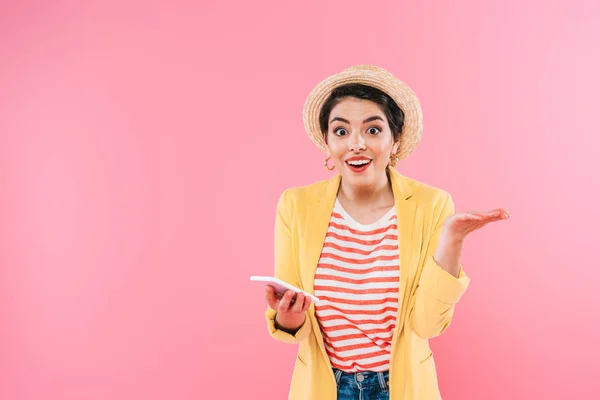 Opgewonden Mixed Race Vrouw Toont Schouderophalend Gebaar Terwijl Het Houden — Stockfoto