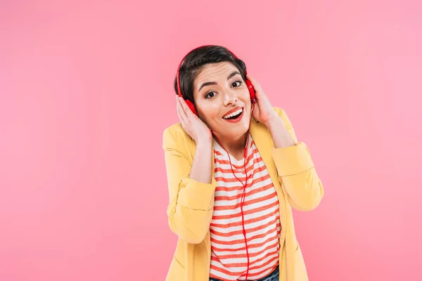 Animado Mestiço Mulher Ouvindo Música Fones Ouvido Isolados Rosa — Fotografia de Stock