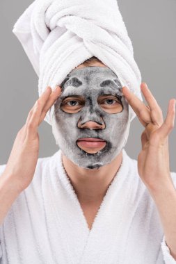 gri izole yüz maskesi ile bornoz adam ön görünümü