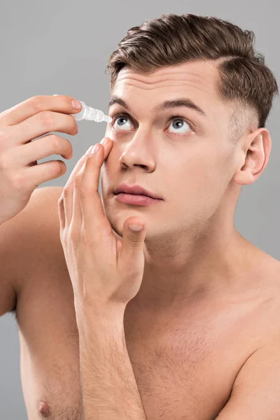 Junger Mann Appliziert Augentropfen Isoliert Auf Grau — Stockfoto