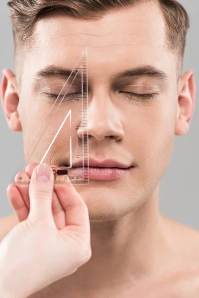 整形外科医生用灰色隔离的尺子测量面部的裁剪视图 — 图库照片
