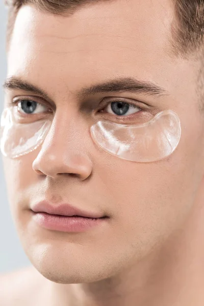 Retrato Belo Jovem Com Manchas Nos Olhos Olhando Para Longe — Fotografia de Stock