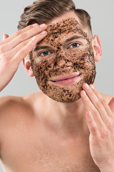 Вид улыбающегося молодого человека на сером фоне
