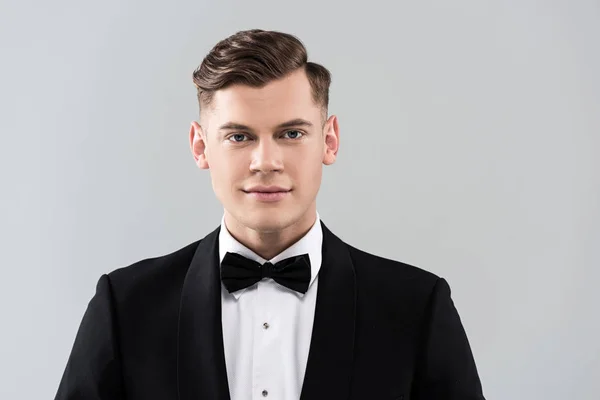 Visão Frontal Jovem Sorridente Desgaste Formal Com Laço Isolado Cinza — Fotografia de Stock