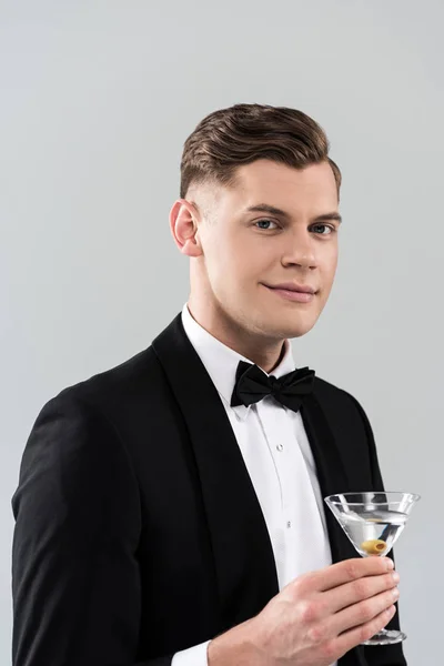 Glimlachend Jong Man Formele Slijtage Met Strikje Houden Glas Cocktail — Stockfoto