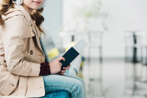 Vista Cortada Criança Pré Adolescente Sentado Assento Azul Segurando Passaporte — Fotografia de Stock