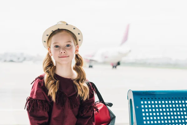 Adorável Criança Pré Adolescente Olhando Para Câmera Aeroporto — Fotografia de Stock