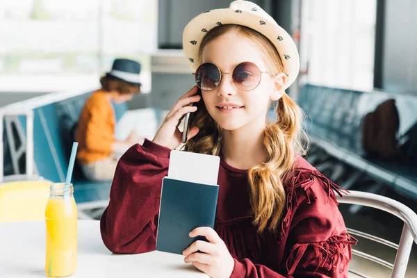 Uśmiechnięty Preteen Dziecko Trzyma Paszport Rozmawiać Smartphone Poczekalni — Zdjęcie stockowe