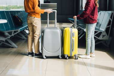 Bekleme salonunda bavullar ile preteen çocuklar geri görünümü