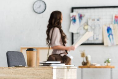 notebooklar ve kıvırcık kadın yakın kağıt fincan seçici odak 