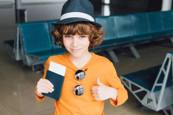 Милый Мальчик Паспортом Авиабилетом Показывает Большой Палец Вверх Аэропорту — стоковое фото