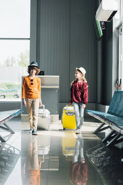 可爱的青春期儿童与手提箱在机场的候机大厅 — 图库照片