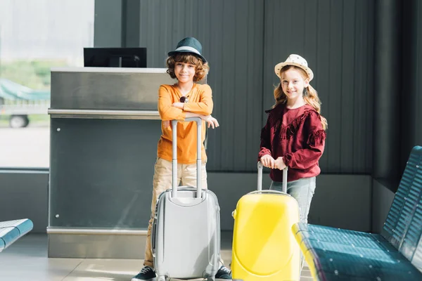 Adorables Niños Preadolescentes Con Maletas Sala Espera Mirando Cámara —  Fotos de Stock