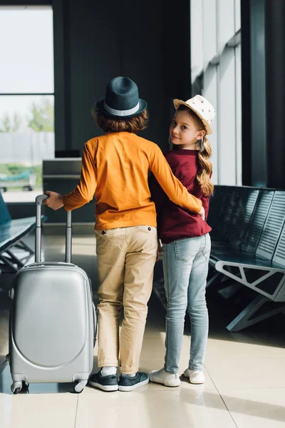 Vue Arrière Garçon Préadolescent Avec Valise Étreignant Enfant Préadolescent Dans — Photo