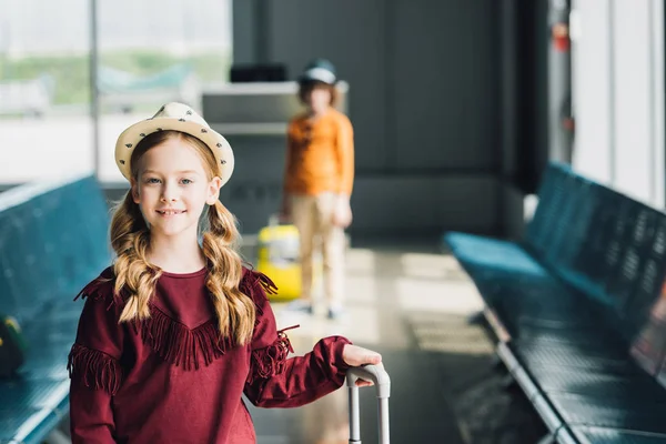 Szelektív Középpontjában Aranyos Preteen Gyerek Váróteremben Repülőtéren Bőrönde — Stock Fotó