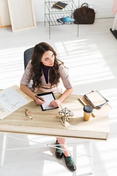 Overhead View Pensive Girl Holding Pen Clipboard — Stock Photo, Image