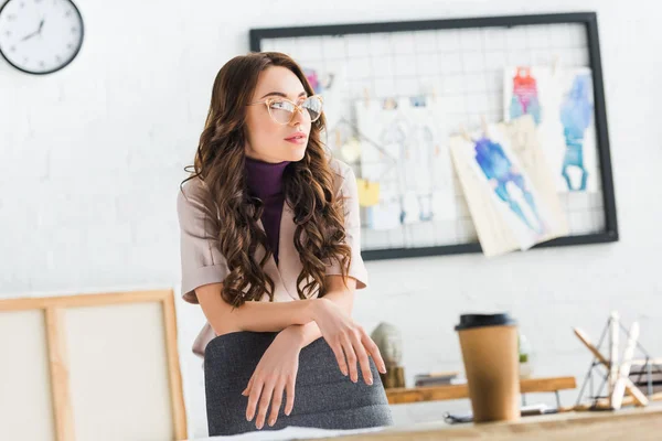 Selectieve Focus Van Pensive Vrouw Glazen Staande Buurt Van Tafel — Stockfoto