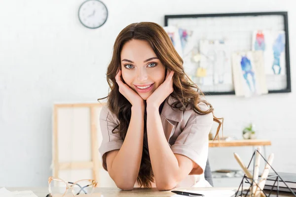 Alegre Chica Rizada Mirando Cámara Sonriendo Cerca Mesa — Foto de Stock