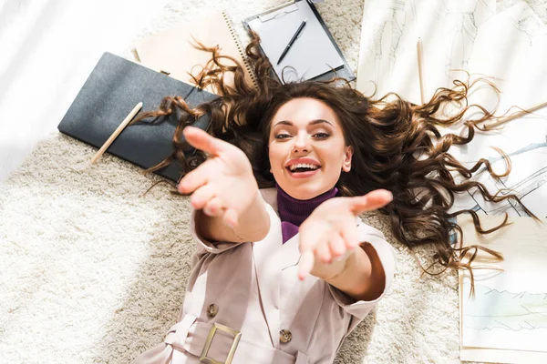 Vista Superior Hermosa Mujer Acostada Alfombra Gesto Cerca Bocetos Moda — Foto de Stock