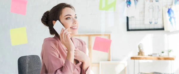 Panoramische Shot Van Gelukkige Jonge Vrouw Praten Smartphone — Stockfoto