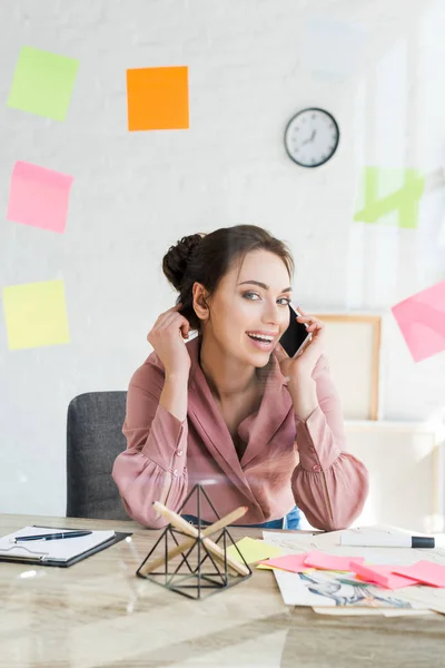 Selective Focus Cheerful Woman Talking Smartphone Office — Stock Photo, Image