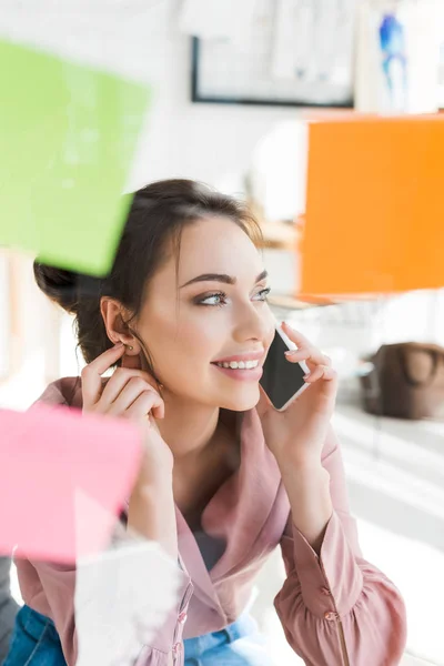 Selective Focus Cheerful Woman Talking Smartphone Sticky Notes — Stock Photo, Image