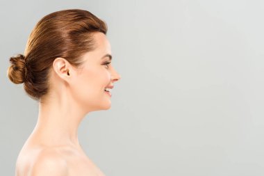 gri izole gülümseyen neşeli kadın yan görünümü 