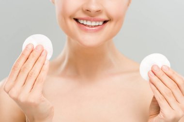 gri izole pamuk pedleri tutan mutlu çıplak kadın kırpılmış görünümü 