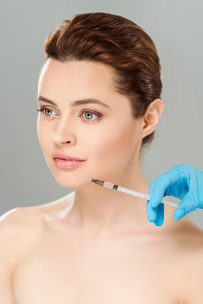 Visão Recortada Cosmetologista Segurando Seringa Perto Face Mulher Nua Atraente — Fotografia de Stock