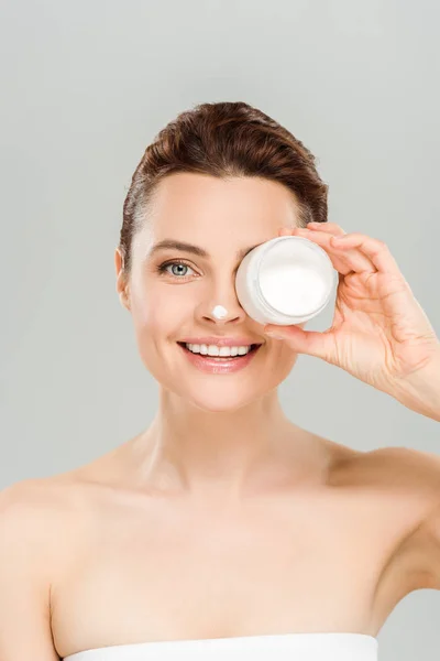 Alegre Mujer Cubriendo Ojo Mientras Sostiene Contenedor Con Crema Facial — Foto de Stock