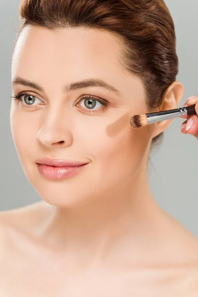 Mulher Atraente Segurando Escova Cosmética Aplicando Blush Marrom Bochecha Isolada — Fotografia de Stock