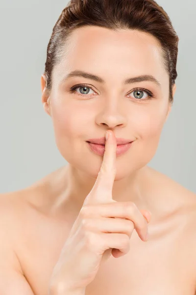 Mujer Desnuda Feliz Mostrando Signo Silencio Sonriendo Aislado Gris — Foto de Stock