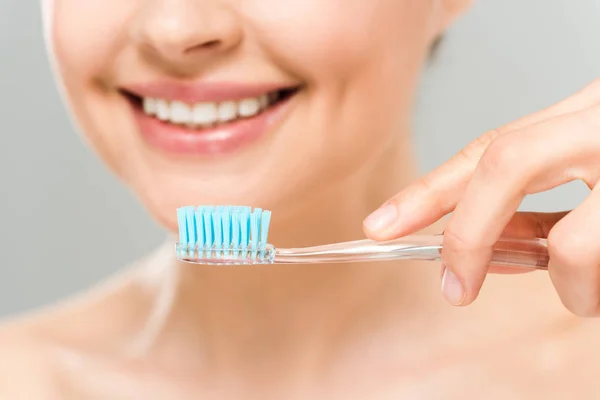 Vista Cortada Mulher Sorrindo Segurando Escova Dentes Isolada Cinza — Fotografia de Stock