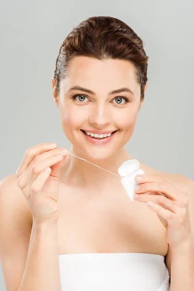 Mujer Alegre Sosteniendo Hilo Dental Sonriendo Aislado Gris — Foto de Stock