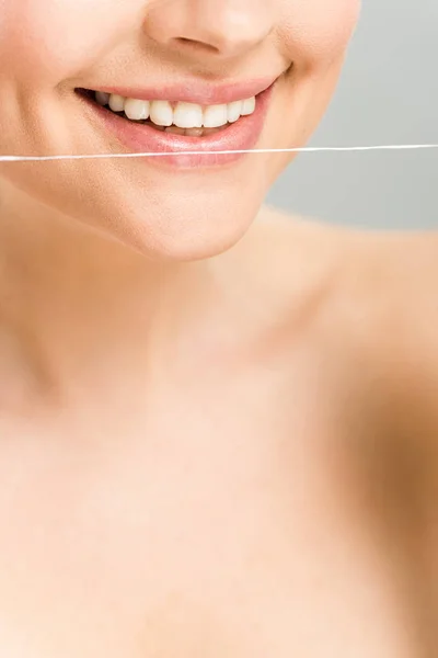 Przycięte Widok Szczęśliwy Nagi Kobieta Trzyma Dentystyczne Nici Pobliżu Zębów — Zdjęcie stockowe