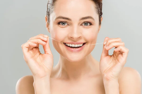 Gelukkige Naakte Vrouw Flossen Tanden Met Tand Floss Geïsoleerd Grijs — Stockfoto