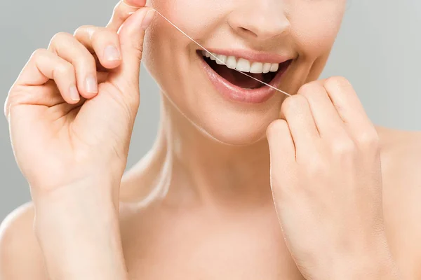 Przycięte Widok Szczęśliwy Nagi Kobieta Zęby Flossing Dentystycznych Nici Izolowane — Zdjęcie stockowe