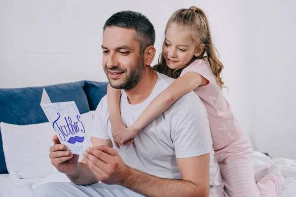 Schattige Dochter Omarmen Gelukkige Papa Houden Vaders Dag Wenskaart — Stockfoto