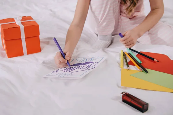 儿童画父亲日贺卡的裁剪视图靠近礼品盒和五颜六色的纸张 — 图库照片