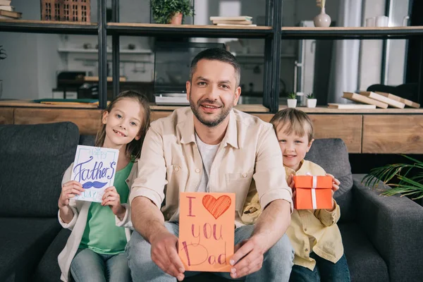 Feliz Padre Sosteniendo Tarjeta Felicitación Con Love You Papá Inscripción — Foto de Stock