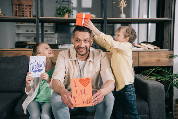 Crianças Felizes Com Presentes Dia Dos Pais Divertindo Com Pai — Fotografia de Stock