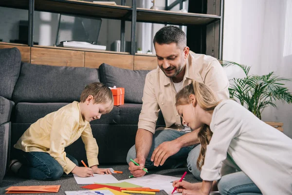 Niños Con Papá Feliz Sentado Suelo Dibujando Tarjetas Felicitación Del —  Fotos de Stock