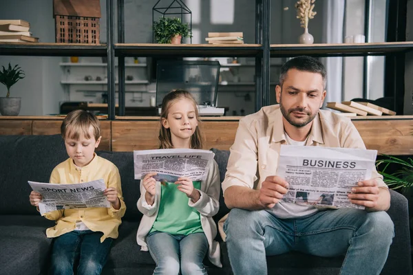 Father Adorable Kids Reading Newspapers While Sitting Sofa Home — Stock Photo, Image