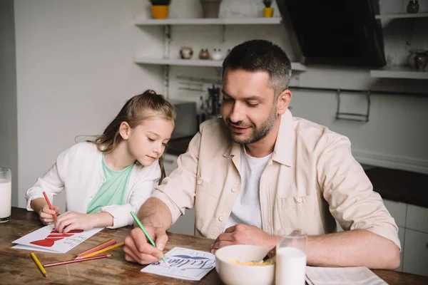 Feliz Papá Con Adorable Hija Dibujo Padres Día Tarjetas Felicitación —  Fotos de Stock