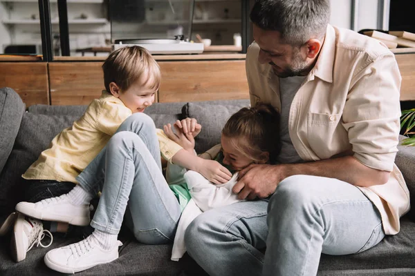 Gelukkige Vader Met Vrolijke Kinderen Die Plezier Hebben Fathers Day — Stockfoto