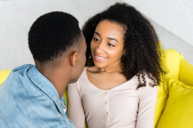 mutlu afrikalı amerikalı kadın erkek arkadaşı bakıyor