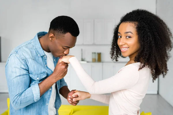 Vriendje Zoenen Hand Van Gelukkig Afro Amerikaanse Vrouw — Stockfoto